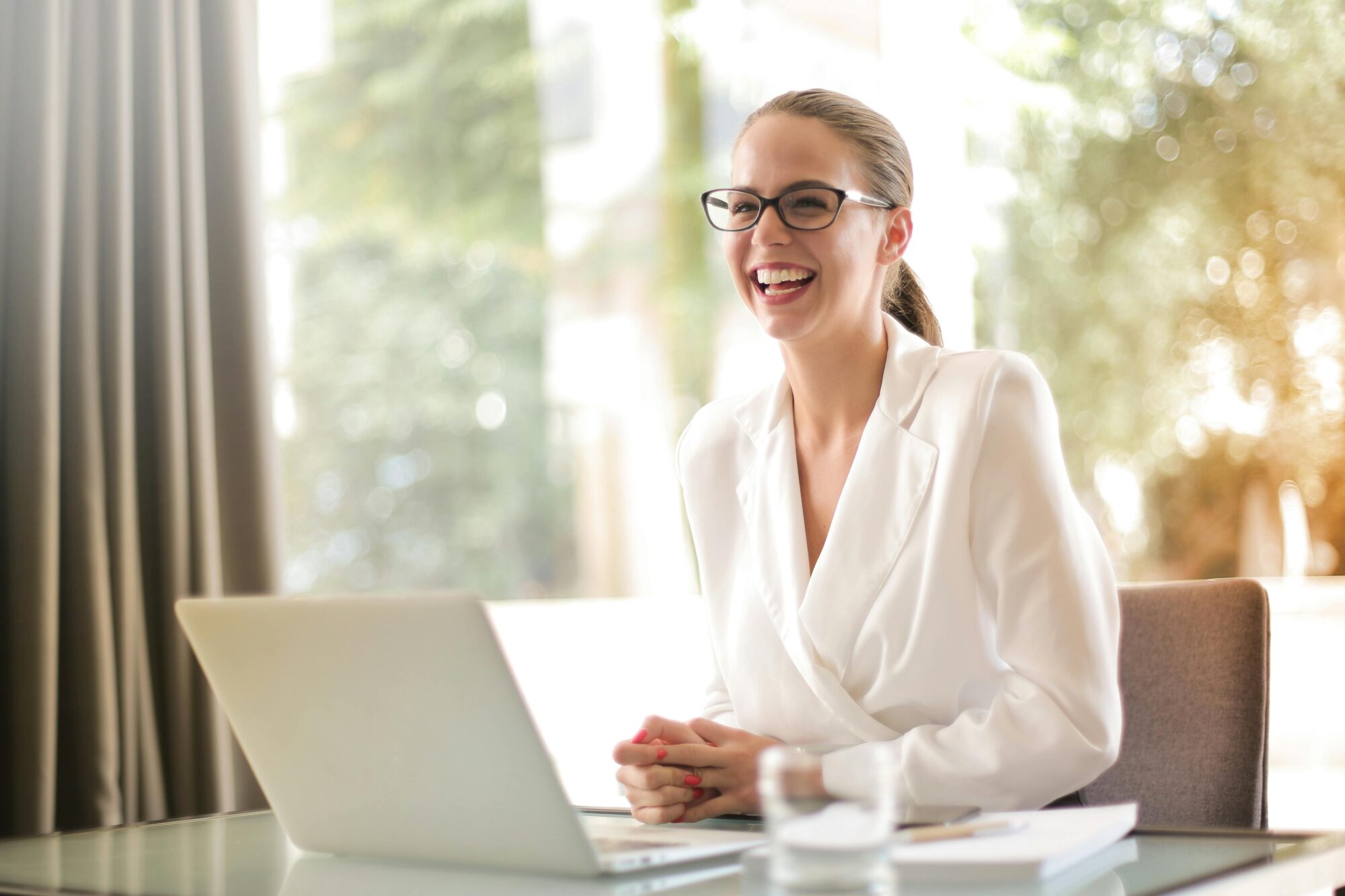 Startup: una nuova alba 3 donna sorridente startup